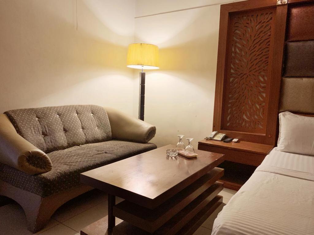 Hotel Multan Exterior photo