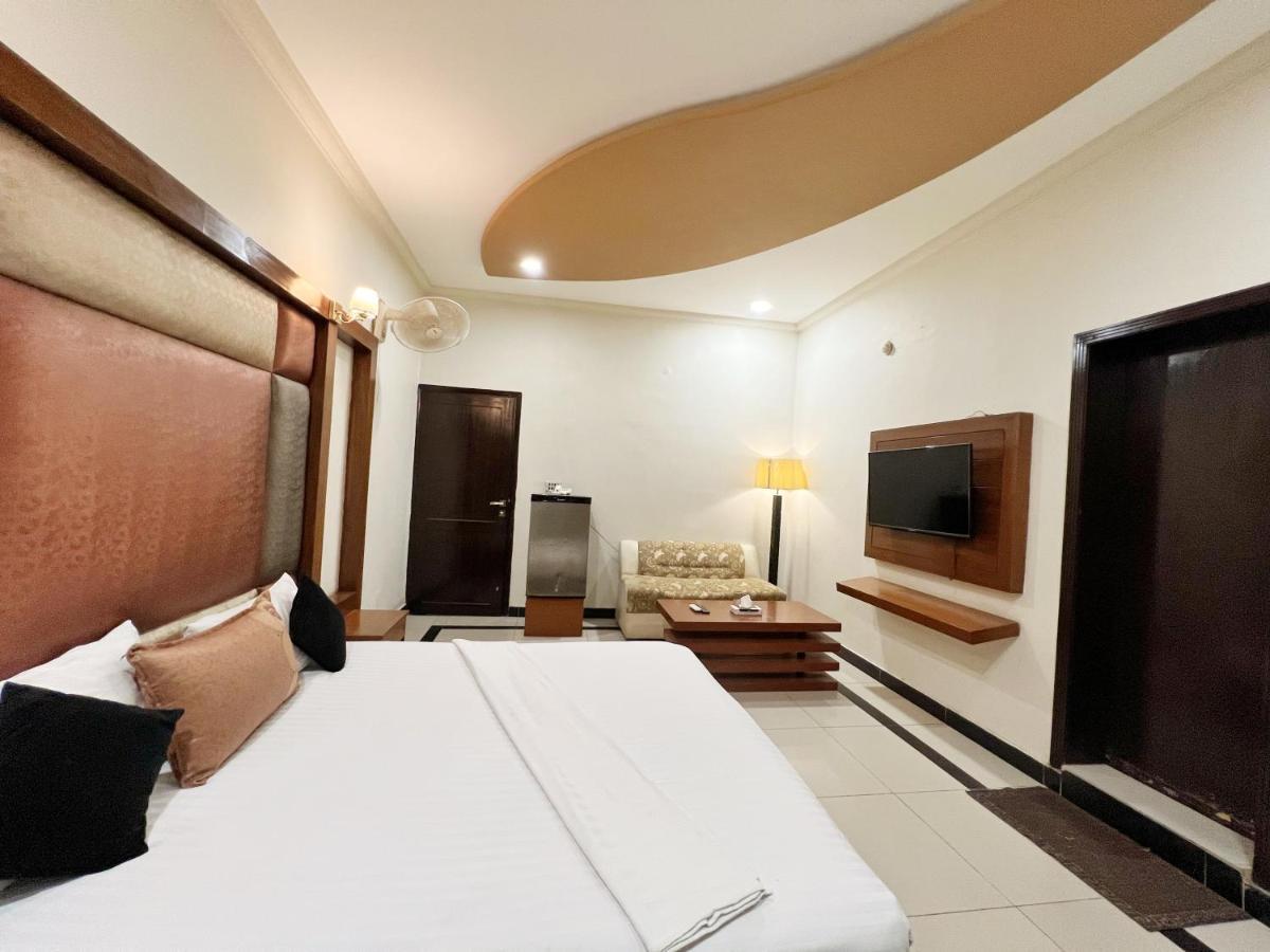 Hotel Multan Exterior photo